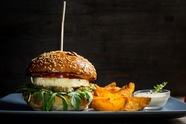 Primo piano di hamburger Halloumi con patatine fritte sulla piastra