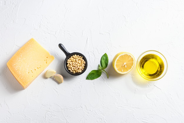 Primo piano di ingredienti per il pesto: basilico, parmigiano e limone