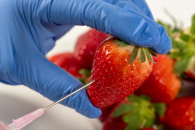 Primo piano di iniezione di fragole fresche