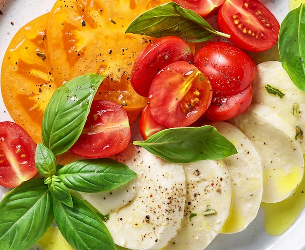 Primo piano di insalata di pomodoro e mozzarella, vista dall'alto