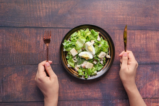 Primo piano di insalata greca in una ciotola sul tavolo.