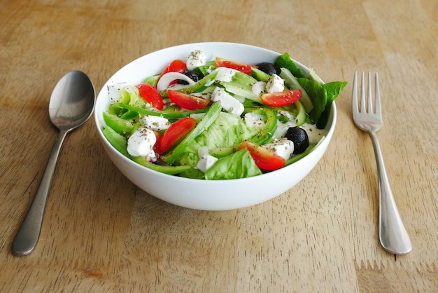 Primo piano di insalata greca in una ciotola sul tavolo