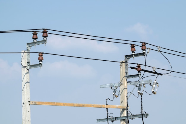 Primo piano di isolatori di linea elettrica contro il cielo