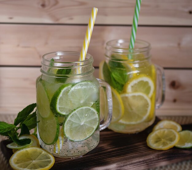 primo piano di limoncello in un bicchiere