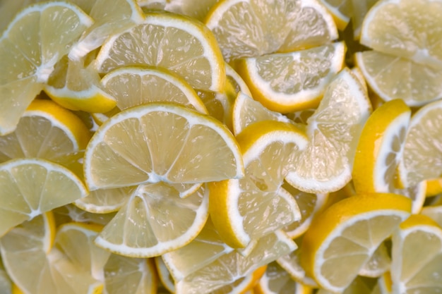 Primo piano di limoni a fette sottili