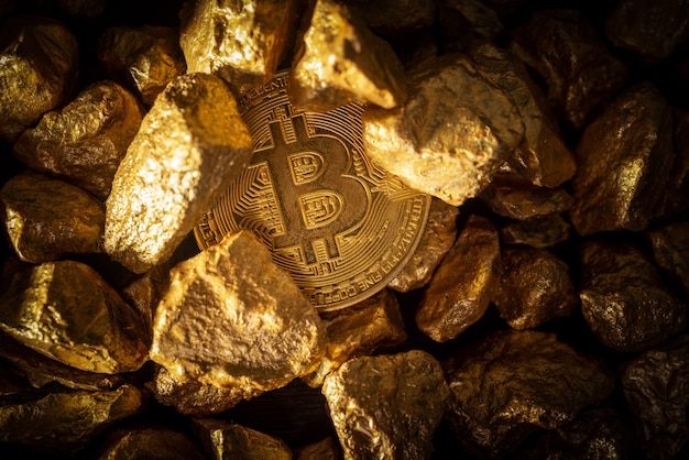 Primo piano di lingotti d'oro e bitcoin, concetto di criptovaluta finanziaria