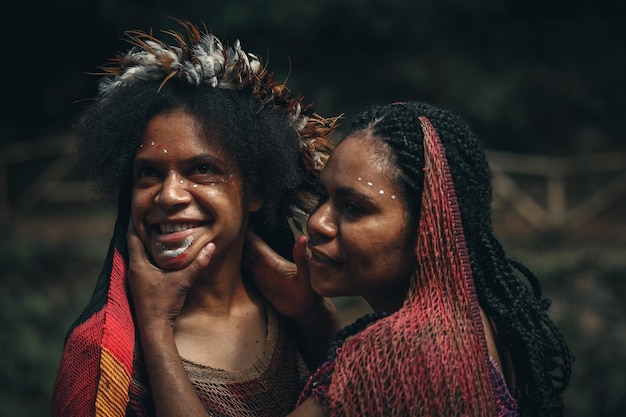 Primo piano di madre e figlia in abiti tradizionali Papua famiglia della tribù dani