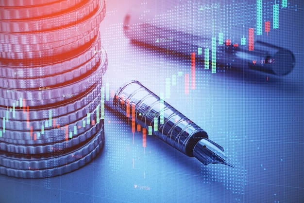 Primo piano di monete impilate penna e grafico forex su sfondo sfocato del desktop Gestione finanziaria denaro e concetto di investimento Doppia esposizione