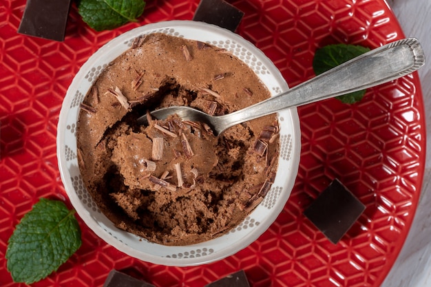 Primo piano di mousse al cioccolato fondente