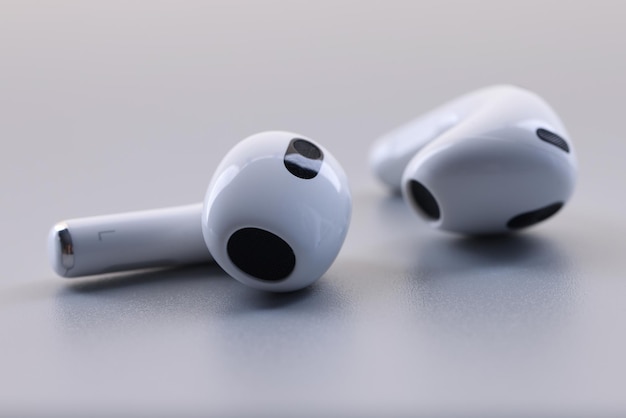 Primo piano di nuove cuffie wireless Apple Airpods su sfondo bianco