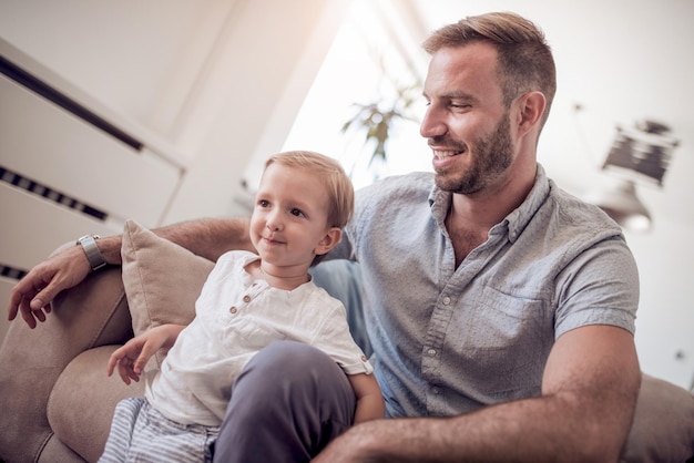 Primo piano di padre e figlio a casa