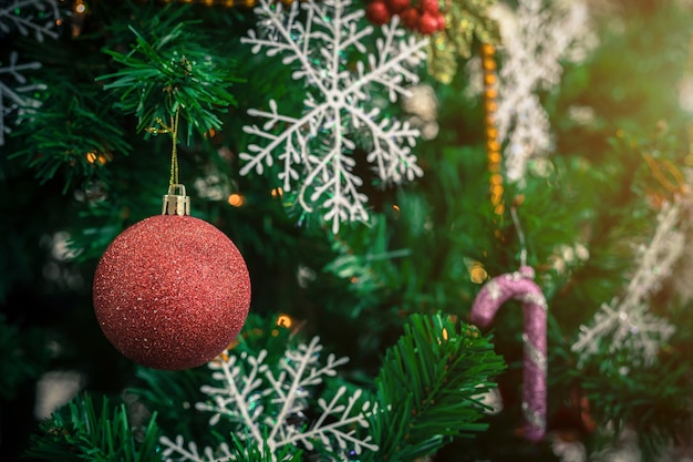 Primo piano di palline colorate su sfondo verde albero di Natale Decorazione durante il Natale e il nuovo anno.