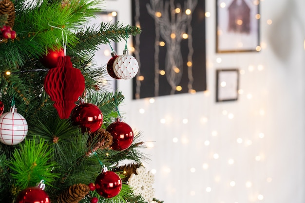 Primo piano di palline rosse e bianche appese a un albero di natale