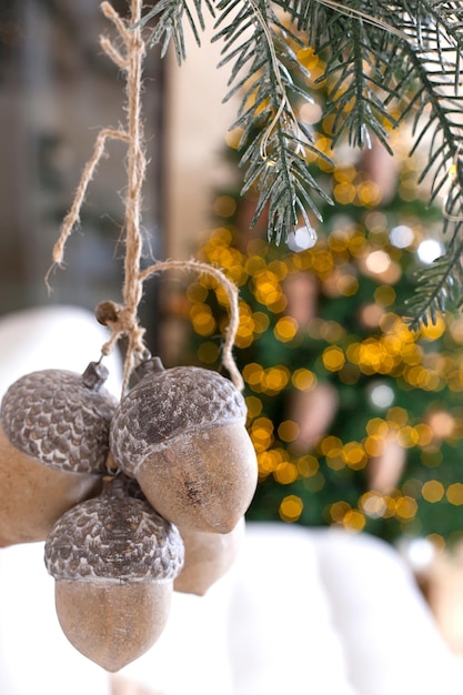 Primo piano di palline su ghirlande di bokeh di albero di natale sullo sfondo del nuovo anno concetto