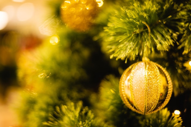 Primo piano di palline sull'albero di Natale. Albero di Natale e decorazioni natalizie. Anno nuovo concetto.