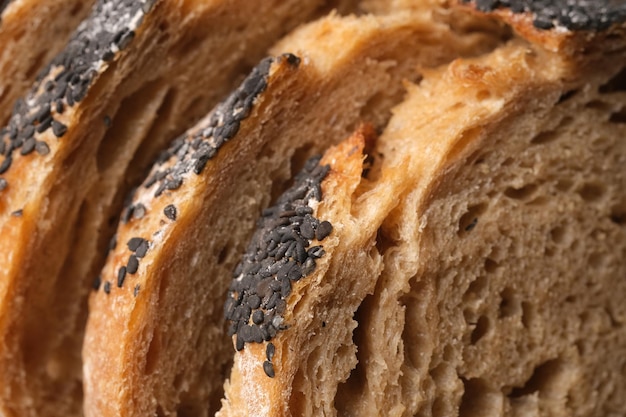primo piano di pane a lievitazione naturale di segale rustico a fette. lievito naturale e fermentazione.