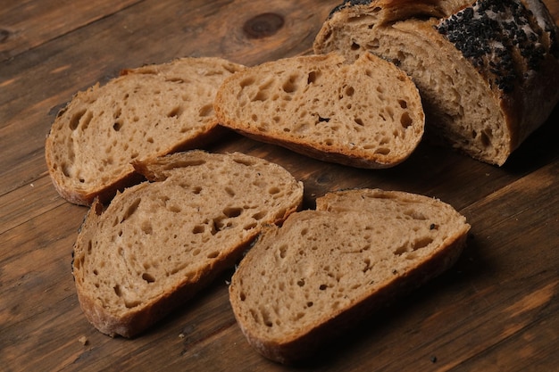 primo piano di pane a lievitazione naturale di segale rustico affettato lievito naturale e fermentazione