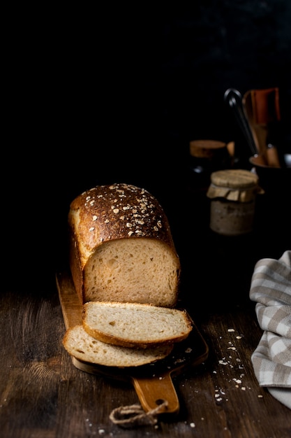 Primo piano di pane integrale fatto in casa a lievitazione naturale