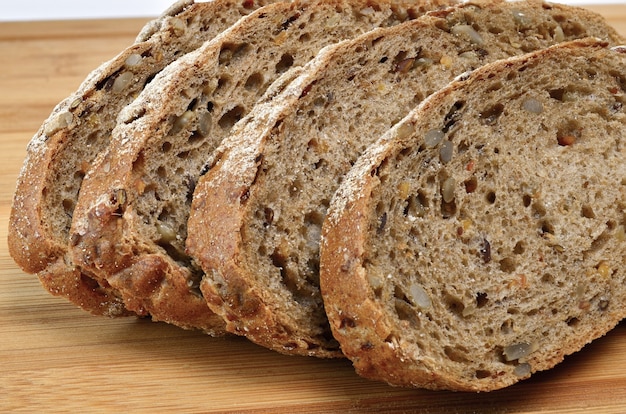 Primo piano di pane scuro sul tavolo.