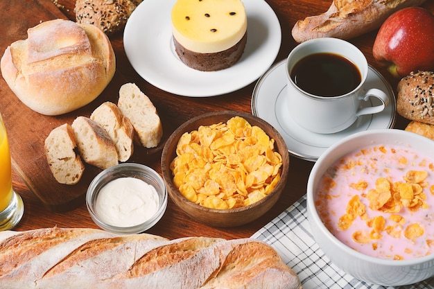 Primo piano di pane tostato, caffè e crema di formaggio