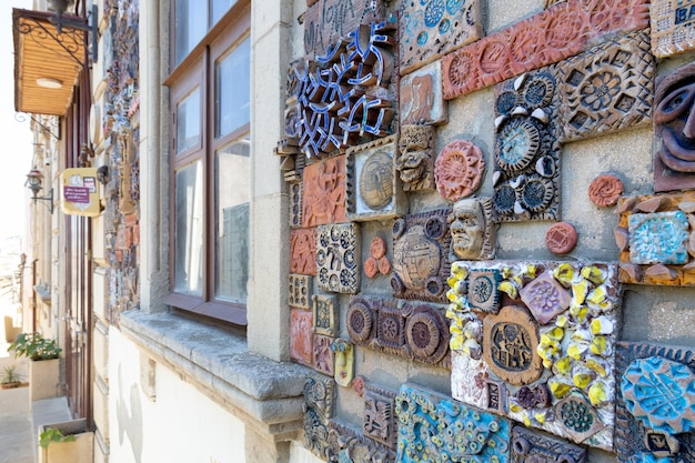Primo piano di pareti artisticamente decorate con piastrelle in ceramica a colori di varie scene Baku Azerbaigian