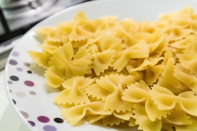 Primo piano di pasta prima della cottura