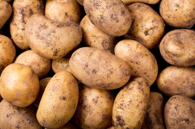 Primo piano di patate fresche come sfondo