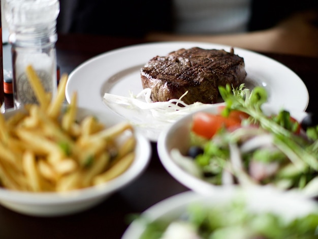 Primo piano di patatine fritte con bistecca