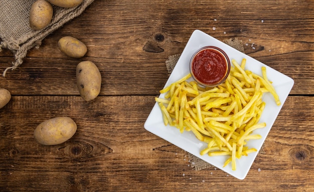 Primo piano di patatine fritte fatte in casa con fuoco selettivo