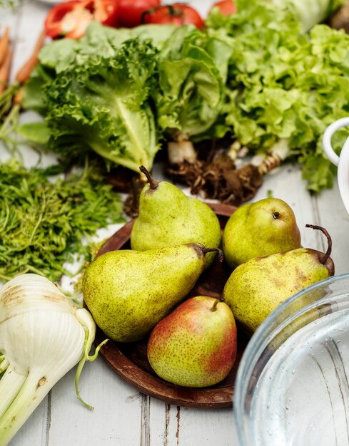 Primo piano di pere con verdura biologica fresca