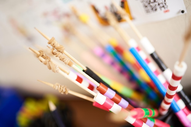 Primo piano di perle colorate su un bastone in una scuola