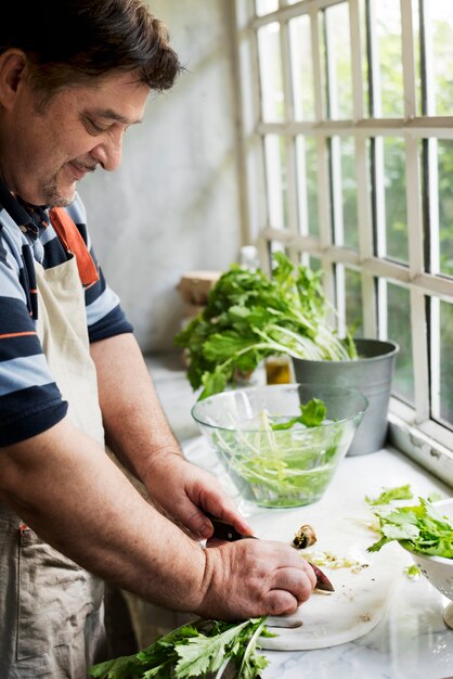 Primo piano di persone che preparano la verdura da cuocere in cucina