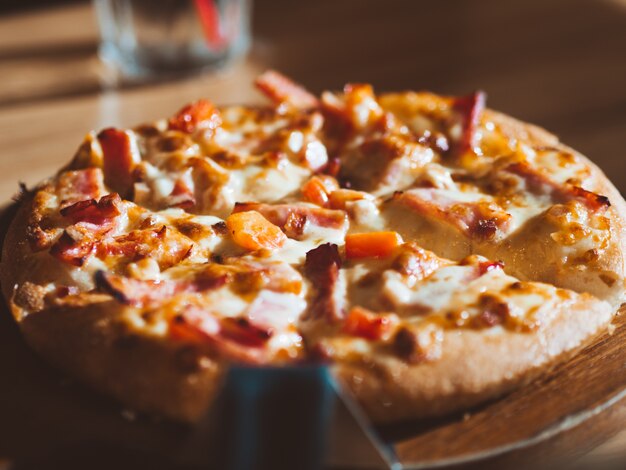 Primo piano di piccole dimensioni di prosciutto e pizza al formaggio.