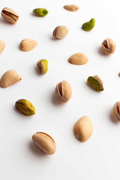 Primo piano di pistacchi tostati isolati su sfondo bianco