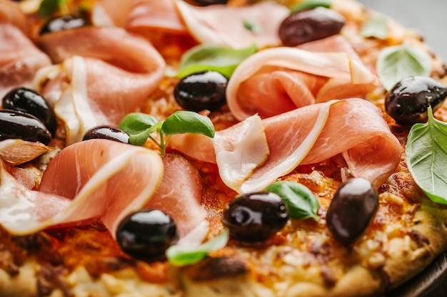 Primo piano di pizza italiana sulla tavola di legno