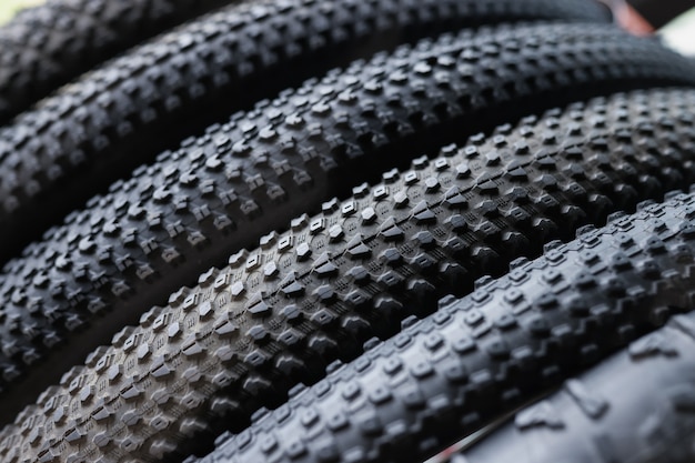 Primo piano di pneumatici in gomma nera da bicicletta che scelgono il concetto di pneumatici per mountain bike