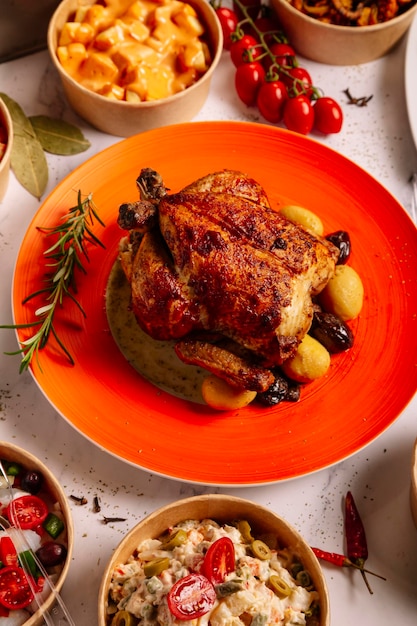 Primo piano di pollo arrosto con patate al forno