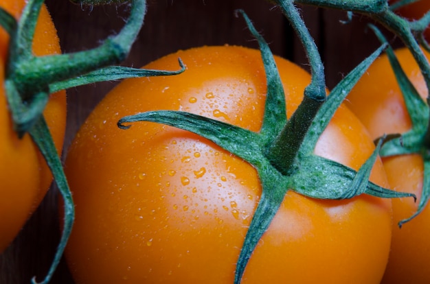 Primo piano di pomodori arancioni succosi freschi