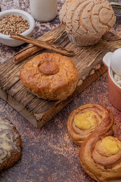 Primo piano di prodotti di pasticceria appena sfornati in mostra nel negozio di panetteria. Panini appena sfornati