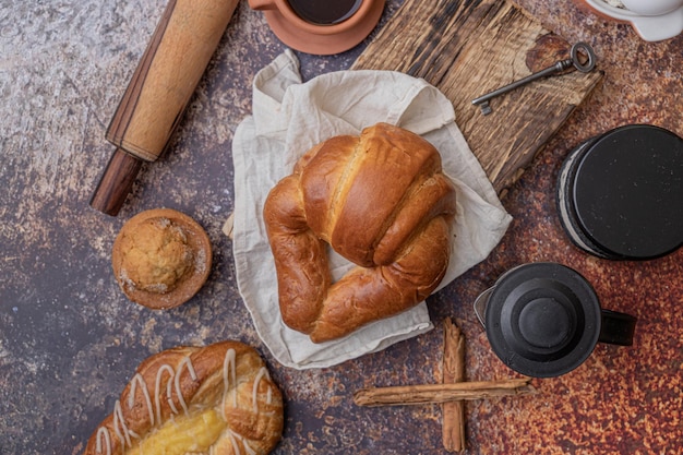 Primo piano di prodotti di pasticceria appena sfornati in mostra nel negozio di panetteria. Panini appena sfornati