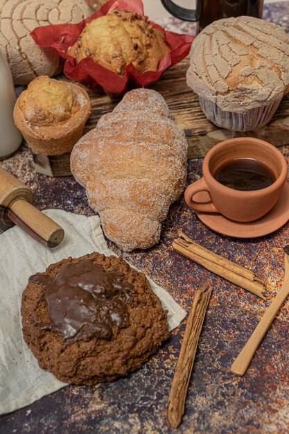 Primo piano di prodotti di pasticceria appena sfornati in mostra nel negozio di panetteria. Panini appena sfornati