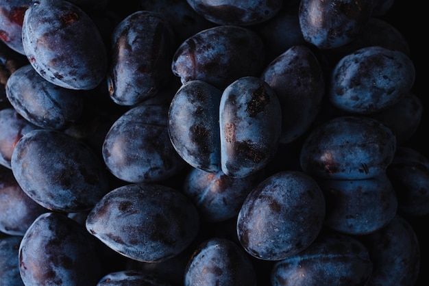 Primo piano di prugne fresche e succose