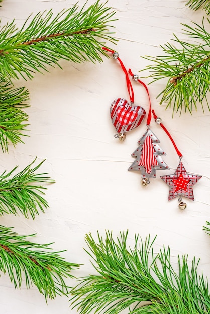 Primo piano di rami di albero di Natale con decorazioni