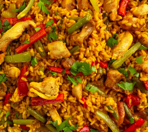 Primo piano di riso alla paella spagnola con pollo