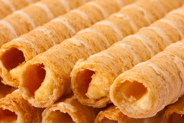 Primo piano di rotoli di wafer a strisce ripieni di crema