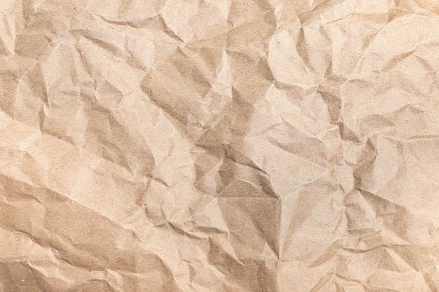Primo piano di rughe marrone riciclato vecchio sgualcito con trama della pagina di carta