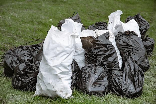 Primo piano di sacchi della spazzatura pieni di spazzatura dopo aver pulito l'ambiente.