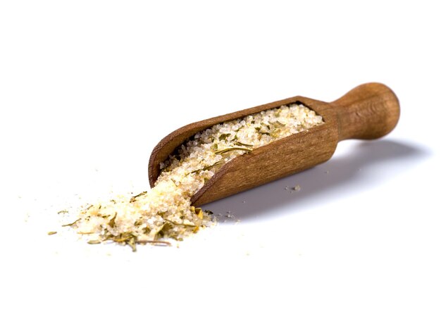 Primo piano di sale all'aglio biologico che giace in una paletta di legno