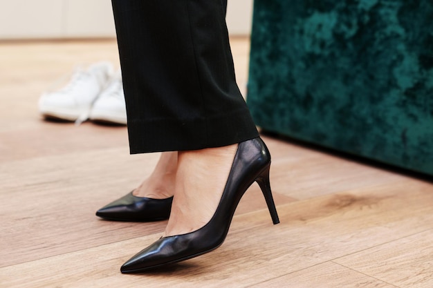 Primo piano di scarpe da donna nel negozio