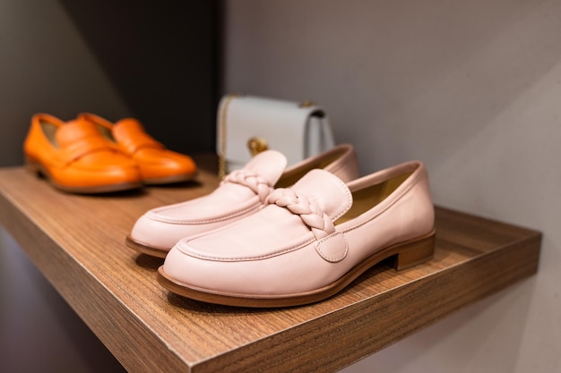 Primo piano di scarpe da donna rosa alla moda senza tacchi in un negozio di scarpe